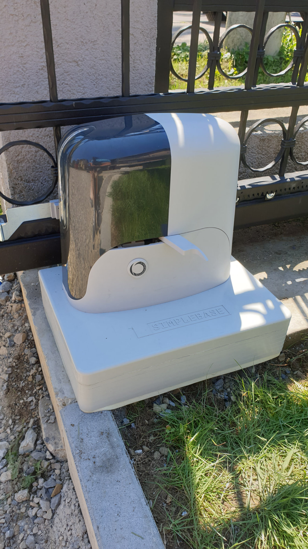 SimpleBase instalacija uz ukrasnu kliznu ogradu