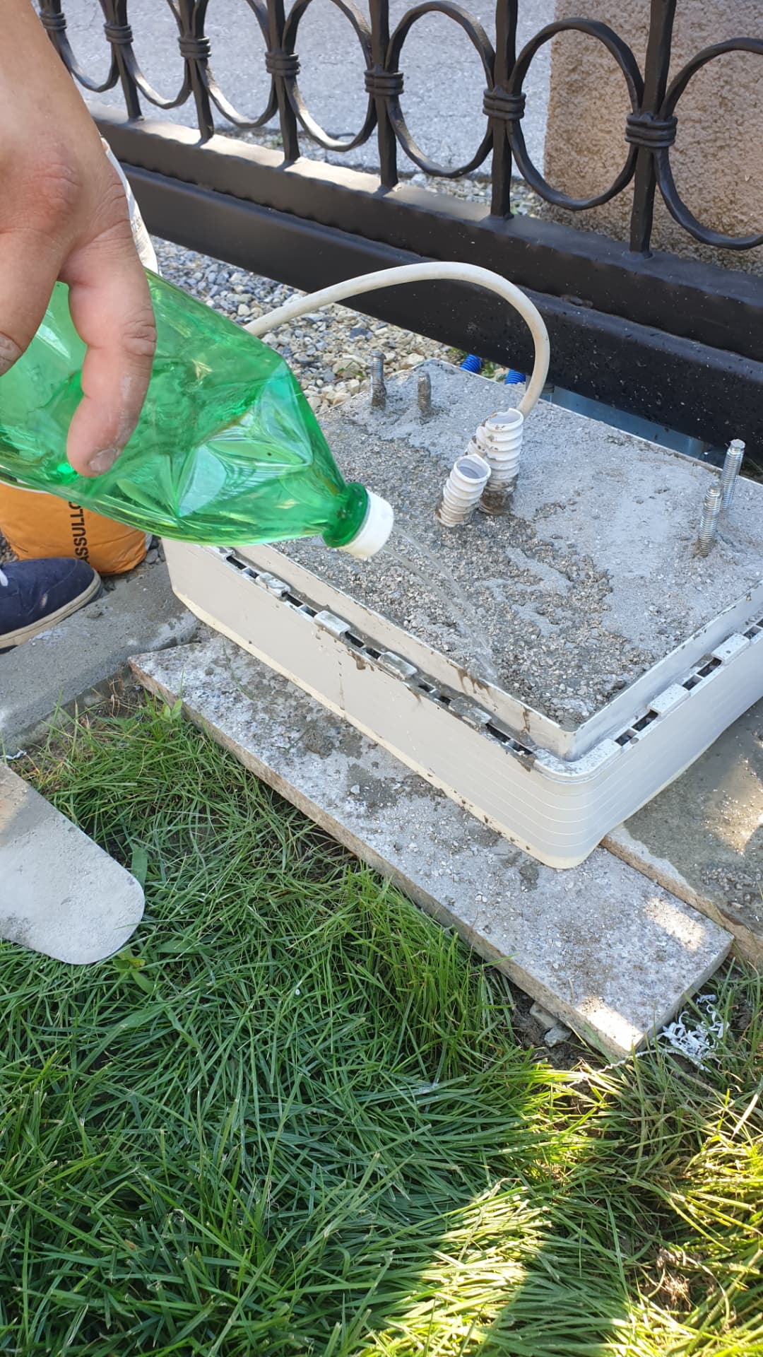 Mit Wasser begießen tijekom prave SimpleBase ugradnje